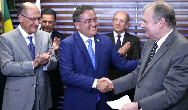 Com o apoio do senador Roberto Rocha (PSDB-MA), o presidente interino do PSDB, senador Tasso Jereissati, interveio na Direção Executiva Estadual; decisão tira os votos de Marconi Perillo, seu adversário na disputa pelo comando nacional da legenda, cuja eleição está marcada para 9 de dezembro, e evita que o partido siga a tendência do vice-governador do Maranhão e presidente do partido no estado, Carlos Brandão, de se manter na coligação com o PCdoB