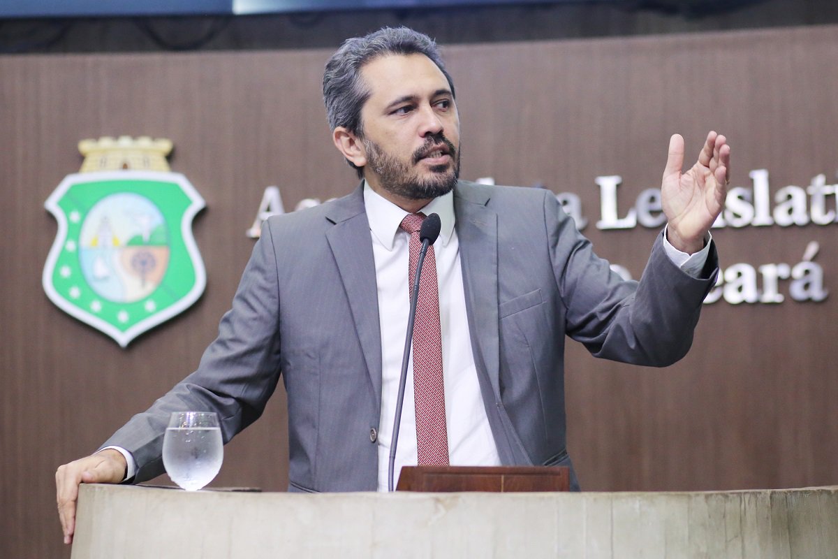 O deputado estadual Elmano de Freitas (PT), afirmou hoje, na Assembleia Legislativa que a oposição só sabe criticar e não apresenta um projeto alternativo. O deputado rebateu críticas de parlamentares da oposição ao ex-presidente Lula e ao governador Camilo Santana e destacou o avanços no Brasil e no Ceará, com os governos petistas