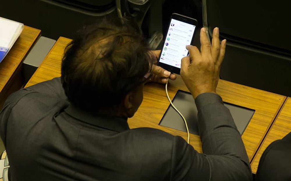 Quando perguntado se iria processar o fotógrafo por ter feito o registro de suas conversas pouco republicanas ao longo da sessão de ontem na Câmara, o deputado Wladimir Costa (SD-PA), mentiu: o parlamentar disse que aquilo estava combinado e que havia pago R$500 ao fotógrafo; “Excelência, deixe de ser mentiroso. Eu jamais faria um serviço fotográfico desses, ainda mais para um deputado golpista, machão e bufão como você”, disse o fotógrafo 