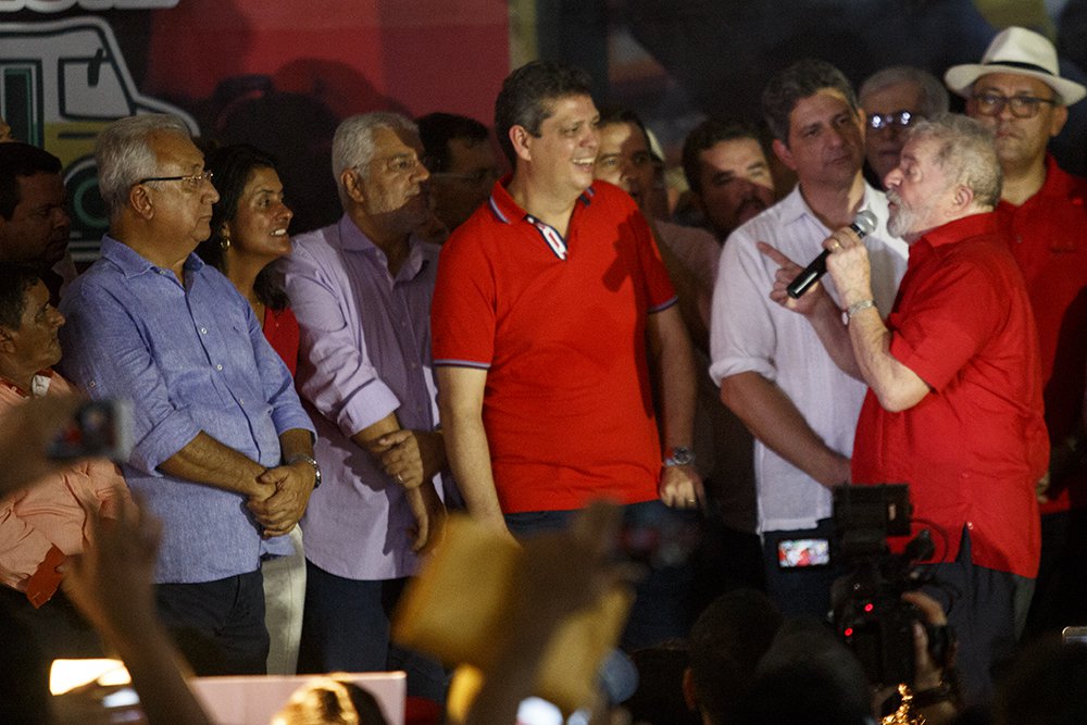 Vice-presidente nacional do PT e coordenador da caravana, o ex-deputado federal por Sergipe Márcio Macêdo diz estar "muito feliz porque o nosso Estado, que é o menor da federação, está realizando eventos lindos, um mar vermelho de gente, com milhares de pessoas, que estão vindo ouvir o presidente e renovar a sua esperança"; por onde passou, nas cidades de Lagarto, Itabaiana e Nossa Senhora da Glória, Lula foi acompanhado tanto pelo povo como pelas principais lideranças políticas do Estado e recebeu homenagens