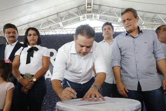 O governador Renan Filho (PMDB) assinou convênios para a construção dos aeroportos de Arapiraca, no Agreste, e de Maragogi, no Litoral Norte, além da reconstrução do aeródromo; documentos seguem gora para a assinatura do ministro dos Transportes, Portos e Aviação Civil; Maurício Quintella