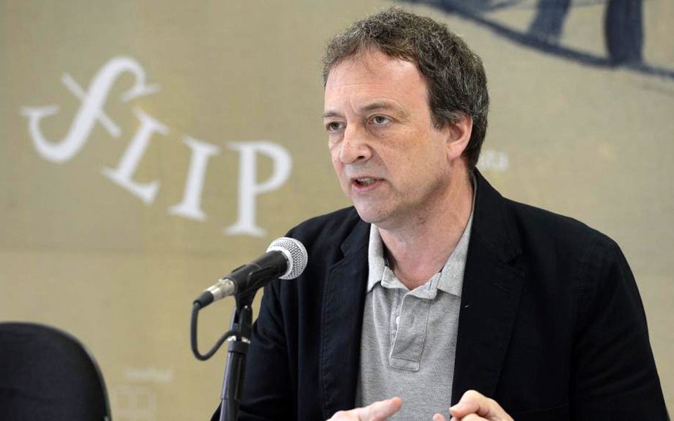 O jornalista e escritor inglês Misha Glenny, autor do livro "O dono do Morro - Um homem e a batalha pelo Rio", sobre o traficante e ex-líder da Rocinha Antônio Bonfim Lopes, o Nem, disse que a nova ocupação da favela pelo Exército não resolve o problema da criminalidade e das drogas no Rio de Janeiro; para ele, o Brasil tem uma enorme resistência em descriminalizar drogas para uso pessoal, como tem ocorrido no México, na Colômbia, na Argentina e no Uruguai; "A menos que haja uma reforma na legislação em relação às drogas, é muito difícil visualizar uma diminuição na taxa de homicídios no Brasil, que é extremamente grande, 60 mil por ano, comparável à de uma guerra civil"