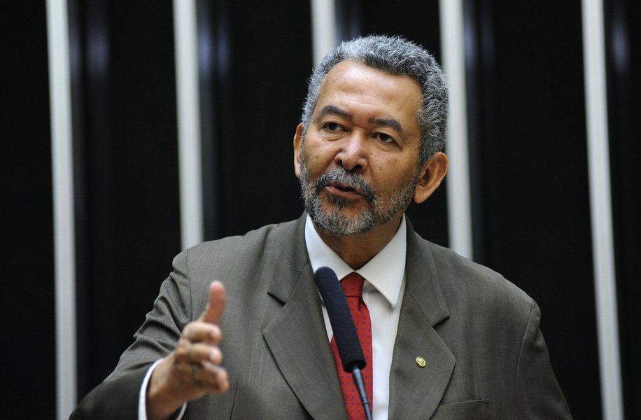 O deputado federal Paulão (PT-AL) afirmou que a bancada do partido está coesa na estratégia de luta contra a reforma da previdência desumana e criminosa do governo Michel Temer (PMDB); para ele, a proposta em andamento na Câmara representa mais um golpe do governo contra os trabalhadores, notadamente contra o trabalhador rural, as mulheres e a juventude