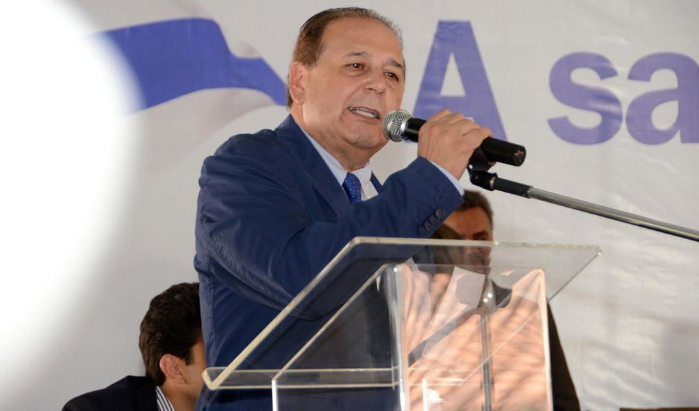  Ao comentar a aproximação do prefeito com a senadora Kátia Abreu, expulsa do PMDB, o subprefeito da região Sul de Palmas, Adir Gentil, disse que a parlamentar "tem sempre se colocado à disposição de Palmas, o que justifica ter uma aproximação com quem quer cooperar com a gestão"; sobre o rompimento do prefeito Carlos Amastha com o senador Ataídes Oliveira, após seis prefeitos do PSB deixarem a sigla e se filiarem ao PSDB, o subprefeito da região Sul de Palmas, Gentil, afirmou que um "dos compromissos mais importantes da trajetória do prefeito Amastha é romper com as velhas práticas políticas, e cooptar aliados do prefeito configura uma velha prática política, não é uma prática normal, nem moderna, nem mesmo avançada"