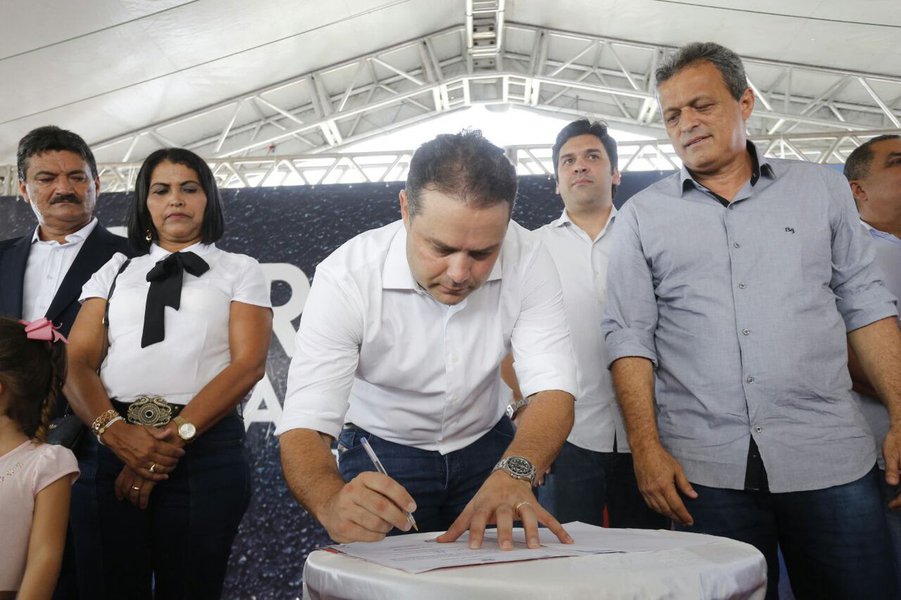 O governador Renan Filho (PMDB) assinou convênios para a construção dos aeroportos de Arapiraca, no Agreste, e de Maragogi, no Litoral Norte, além da reconstrução do aeródromo; documentos seguem gora para a assinatura do ministro dos Transportes, Portos e Aviação Civil; Maurício Quintella