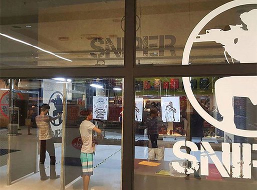 Rede de franquias Snipers retirou as imagens dos dois ex-presidentes após manifestações de petistas e do Movimento Brasil Livre, temendo vandalismo nas lojas; “A partir do momento em que se coloca a imagem de uma pessoa, independentemente de quem seja, para ser alvejada na cabeça, há uma incitação ao crime de homicídio”, disse a vereadora do Recife Marília Arraes (PT)