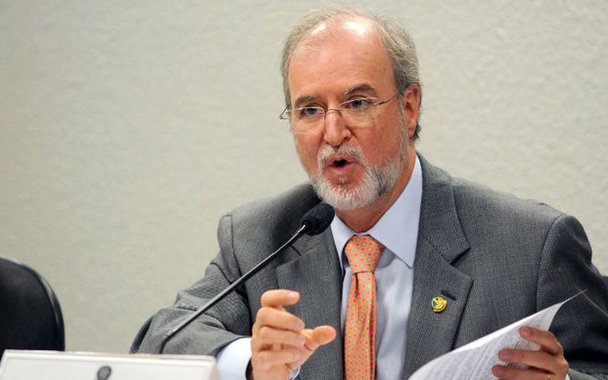O Tribunal de Justiça (TJ-MG) deve julgar nesta terça-feira (22) o ex-governador de Minas Eduardo Azeredo por participação no esquema do mensalão mineiro; na primeira instância jurídica, o tucano foi condenado a 20 e 10 meses de prisão por lavagem de dinheiro e peculato; de acordo com o Ministério Público (MP-MG), Azeredo participou do desvio de R$ 3,5 milhões de estatais para sua campanha eleitoral em 1998, quando tentou a reeleição