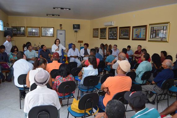 Em encontro com lideranças políticas e representantes de movimentos populares do município de Ouriçangas, a senadora Lídice da Mata (PSB-BA) criticou o governo de Michel Temer e seus aliados na Bahia; segunda ela, o peemedebista retira direitos de pobres, com as novas leis Trabalhista e de terceirização, enquanto para os ricos faz programas de financiamento e perdão de dívidas; "Eles estão impondo aos brasileiros remédios amargos para pagar a conta da farra deles, aprovando uma Reforma Trabalhista que não gerou emprego; "O trabalhador não precisa pagar essa conta", alertou Lídice, que chamou a nova Lei Trabalhista de "miserável" e "draconiana"