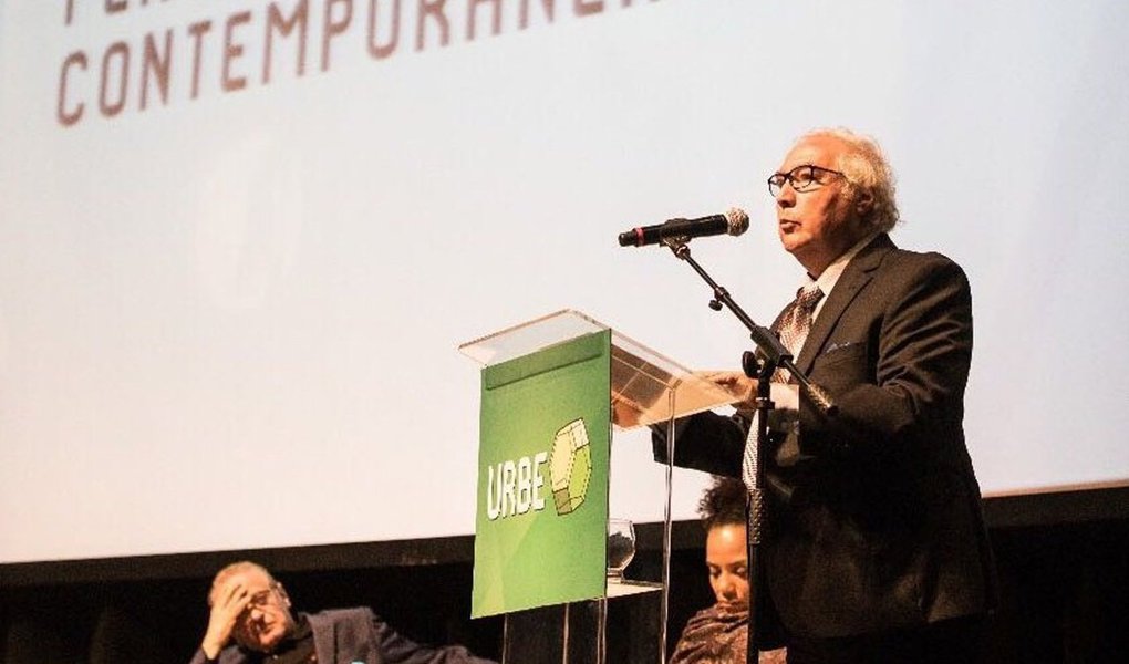 Um dos sociólogos mais citados do mundo, o espanhol Manuel Castells, participou de palestra no Rio de Janeiro em que falou, pela primeira vez publicamente, sobre o seu mais recente livro, "Ruptura: La crisis de la democracia liberal", ainda sem tradução para o português; ele resume um cenário mundial ainda vítima dos ecos da crise financeira global, assolado por mudanças climáticas, que enfrenta um terrorismo fanático e sofre inúmeras violações de direitos humanos; "Meu ponto de partida é muito simples: se, mesmo em países com distintas características e especificidades próprias, surge o mesmo fenômeno, então podemos pensar como hipótese que é o modelo que está caindo", disse Castells