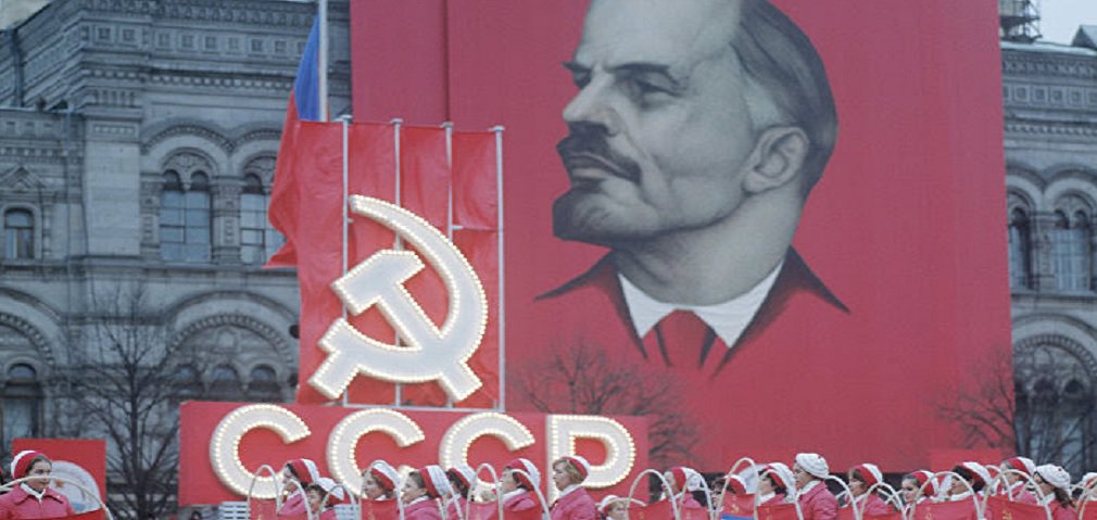 A revolução que levou ao poder o partido dos bolcheviques na Rússia não pode ser analisada sem tomar em consideração os acontecimentos precedentes de fevereiro; a Sputnik News agora propõe analisar as causas e desenvolvimento do "segundo ato" vitorioso; "Até hoje, os acontecimentos de outubro de 1917 provocam opiniões muito polarizadas na sociedade. Para uns, eles representaram uma catástrofe de escala nacional que provocou um terrível conflito interno e implantou uma duradoura ditadura comunista no país", diz o texto