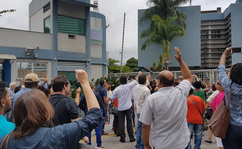 Querem dar a sensação que a universidade é corrupta para poder justificar a falta de investimento público, os cortes no essencial para que elas funcionem, fazer com que bolsas para pesquisadores sejam suspeitas de desvio de dinheiro, assim como acontece agora no Memorial da Anistia que vem sendo construído pela UFMG