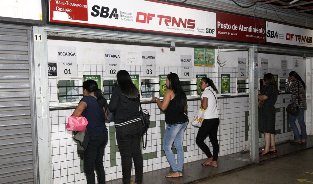 Pessoas com deficiência que usam o benefício da gratuidade no transporte público do Distrito Federal devem atualizar o cadastro até 15 de dezembro pela internet, no portal do Bilhete Único; o espaço on-line para envio dos dados e documentos estará disponível a partir de quinta-feira (16); novos usuários que têm o direito e que ainda não estão com o cartão devem enviar a documentação pelo mesmo site; quem não fizer o procedimento dentro do prazo terá o benefício suspenso até que regularize a situação — o que poderá ser feito mesmo após 15 de dezembro