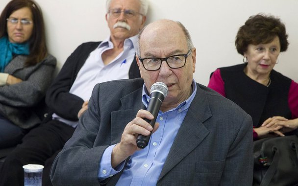 "O PSDB morreu. Quer que eu fale de defuntos? O PSDB não é mais um partido. Funcionava como um partido quando as decisões eram tomadas em bons restaurantes e todos estavam de acordo. Agora isso não há mais. E não existe alguém como Lula para aglutinar todos", diz o filósofo e professor universitário José Arthur Giannotti, principal referência intelectual do PSDB, que disse ainda que João Doria não pode nem ser considerado gestor. "Ele é um bom comunicador, que se veste de gari e assim por diante. Até agora não vi ele provar ser um grande gestor"; Giannotti afirmou ainda que a crise atual é mais grave do que a de 1964 e disse que o ex-presidente Lula tem chances de voltar ao poder
