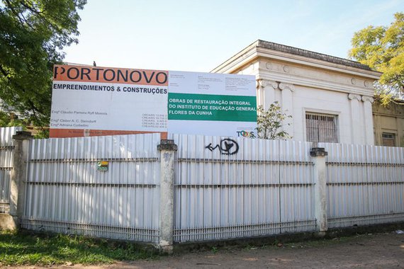 As obras do Instituto de Educação General Flores da Cunha – a escola secundária mais antiga do Porto Alegre – deveriam, de acordo com o cronograma original, ter 75% das etapas concluídas neste momento; a Portonovo Empreendimentos e Construções Ltda, empresa contratada em novembro de 2015 através de licitação, de acordo com números da própria Secretaria Estadual de Educação, entretanto, concluiu apenas 9,15% da reforma do prédio cujo restauro tinha prazo de um ano e meio – o que levou o órgão a rescindir o contrato com a empresa responsável
