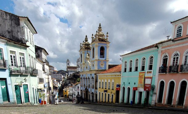 Salvador a partir desta quarta-feira a Festa Literária Internacional do Pelourinho, a Flipelô; na véspera do aniversário de nascimento do escritor baiano Jorge Amado, que faria 105 anos, ele será o homenageado desta primeira edição, assim como mais duas mulheres: Zélia Gattai – esposa de Amado e também escritora – e Myriam Fraga, jornalista, poeta e escritora baiana, amiga do casal, sobre o qual escreveu em suas obras. Ambas são consideradas relevantes personalidades culturais diretamente ligadas à trajetória de vida de Jorge Amado