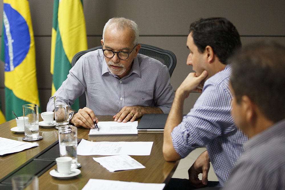 O prefeito de Aracaju, Edvaldo Nogueira (PCdoB) esclareceu nesta segunda-feira (18) o decreto revogando o aumento de 30% no IPTU e o desconto de 15% no valor venal dos imóveis da capital sergipana; "A ideia é reduzir a exorbitância dos aumentos anteriores aplicados pela gestão passada e fazer justiça fiscal", explicou Edvaldo