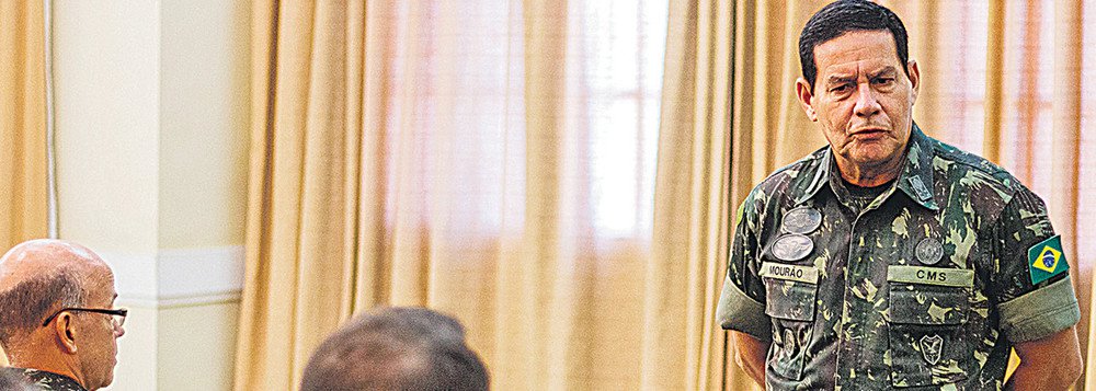"Se o objetivo do general Antonio Hamilton Mourão for o de dar um golpe de direita no Brasil, recomenda-se ao militar veterano que se poupe e descanse. E que não envolva o nosso Exército numa redundância, porque golpe já temos um. E olhe que com lições de tática e estratégia dignas dos melhores manuais castrenses", escreve Fernando Brito, do Tijolaço; blogueiro diz que no Estadão e na coluna de Fausto Macedo "explica-se como as tropas togadas 'ampliam o cerco ao ex-presidente Luiz Inácio Lula da Silva e dificultam ainda mais seu plano de disputar um terceiro mandato na eleição de 2018'"; "O terreno do golpismo, general Mourão, está ocupado e fortificado e não é pelos militares", diz Fernando Brito