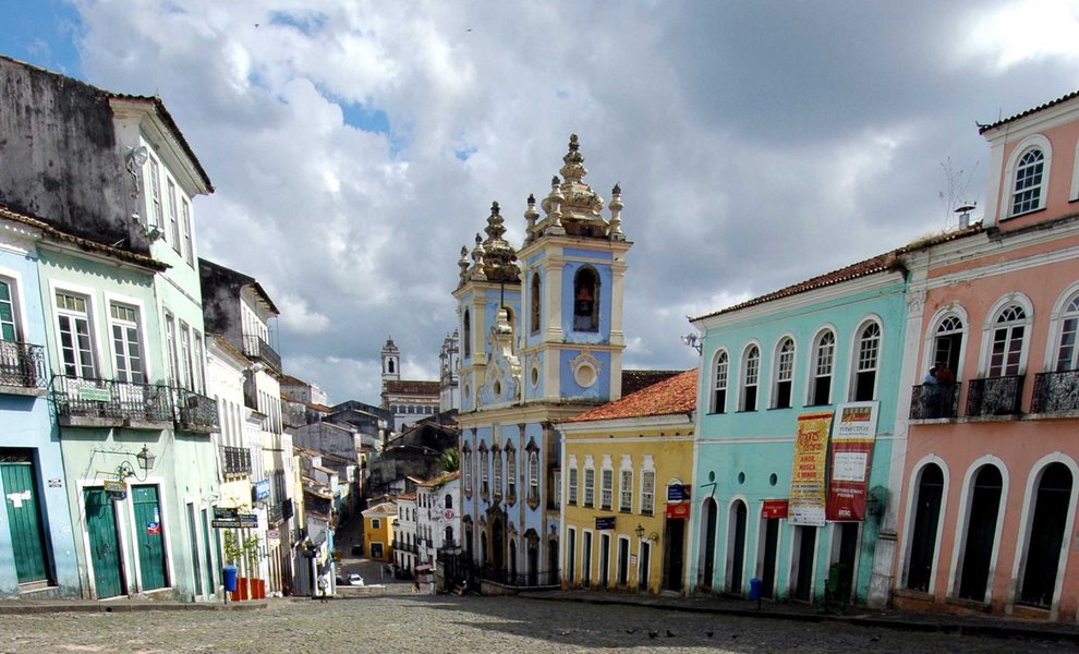 Salvador a partir desta quarta-feira a Festa Literária Internacional do Pelourinho, a Flipelô; na véspera do aniversário de nascimento do escritor baiano Jorge Amado, que faria 105 anos, ele será o homenageado desta primeira edição, assim como mais duas mulheres: Zélia Gattai – esposa de Amado e também escritora – e Myriam Fraga, jornalista, poeta e escritora baiana, amiga do casal, sobre o qual escreveu em suas obras. Ambas são consideradas relevantes personalidades culturais diretamente ligadas à trajetória de vida de Jorge Amado
