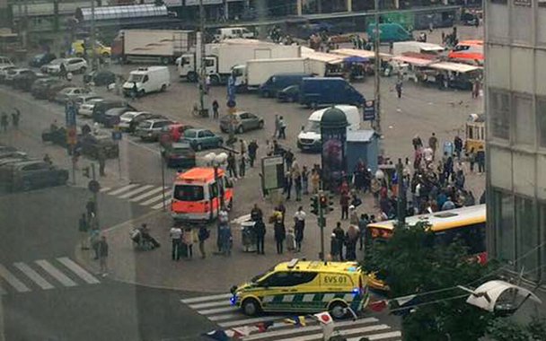 Pelo menos oito pessoas foram esfaqueadas em um ataque na cidade finlandesa de Turku, nesta sexta-feira, e duas morreram, disse a polícia, mas ainda estava claro se o incidente foi um ato terrorista; uma pessoa foi presa após um tiroteio, informou a polícia, dizendo que até agora há apenas um suspeito no caso. A polícia pediu para que o público mantenha distância da cidade, enquanto reforçava a segurança do país