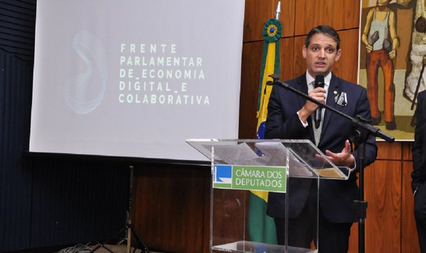 Presidente da Frente Parlamentar de Economia Digital, o deputado federal Thiago Peixoto (PSD-GO) entende que deve ser mantida a vigilância sobre o projeto de lei que trata da operação de aplicativos de mobilidade como Uber, Cabify e 99 no Brasil; proposta foi aprovada no Senado na terça-feira (31) alterando pontos negativos de um projeto que saiu da Câmara dos Deputados; “Os senadores melhoraram a proposta, que foi aprovada na Câmara com viés proibitivo. Agora, o PL volta para que os deputados façam nova análise. Precisamos manter a atenção para que o resultado continue positivo para a população, garantindo o direito de escolha das pessoas sobre a forma como elas querem se locomover pelas cidades”, explicou o deputado