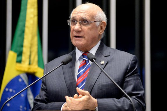 O senador Lasier Martins (PSD-RS) classificou de absurda e insensata a proposta de criação de um fundo de R$ 3,6 bilhões para financiar as eleições de 2018; de acordo com o parlamentar, um cenário de crise financeira, em que o governo até alargar em R$ 20 bilhões a meta de déficit fiscal de 2017, anteriormente prevista em R$ 139 bilhões, é inaceitável uma medida como essa, que poderá ser aprovada pela Câmara dos Deputados; "Estamos diante de uma situação calamitosa, sem recursos para hospitais, para as universidades, para os serviços essenciais voltados para uma população mais carente"