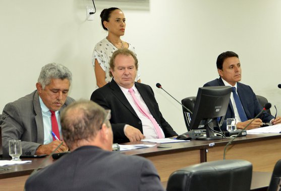  Após criticar proposta de interligação dos rios Tocantins e São Francisco, em tramitação na Câmara dos Deputados, o presidente da Assembleia Legislativa, deputado Mauro Carlesse (PHS) apresentou projeto de lei que proíbe a transposição de rios pertencentes ao Estado do Tocantins; em sua justificativa, o parlamentar destacou a urgência da proposição; "A medida se justifica em razão dos desequilíbrios que vêm acontecendo ao longo de toda a bacia hidrográfica tocantinense, como denunciado pelas comunidades ribeirinhas e pela imprensa local"