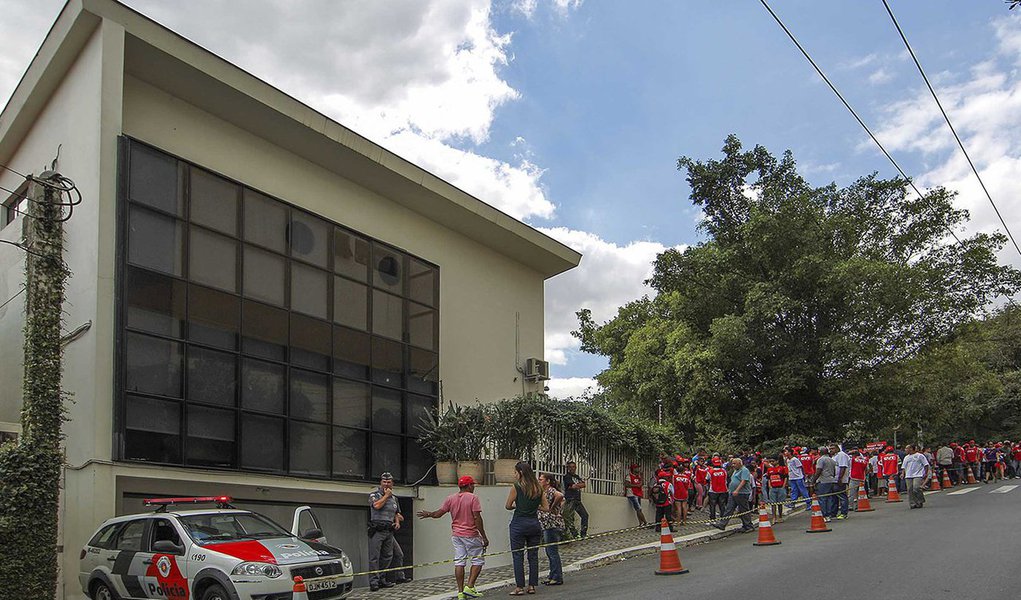 A Receita Federal decidiu suspender a isenção tributária do Instituto Lula nos anos de 2012, 2013 e 2014; ato da Delegacia Regional da Receita em São Paulo, assinado por Guilherme Bibiani Neto, vale para o Imposto de Renda de pessoa jurídica e para a contribuição social sobre o lucro líquido do contribuinte