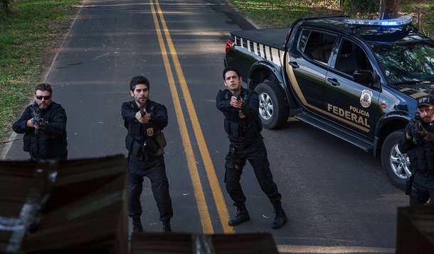 Não foram só as imagens do triplex e da condução coercitiva de Lula que o filme da Lava Jato usou como forma de entretenimento; o grampo em Dilma e no ex-presidente, vazado à imprensa pelo juiz Sergio Moro, também é exposto na obra que será lançada na próxima semana; segundo relatos da Folha, que participou da pré-estreia em Curitiba, os espectadores deram risada de como a conversa foi reproduzida no filme; apesar de ser repreendido pelo então ministro do Supremo Tribunal Federal Teori Zavascki, Moro não sofreu nenhuma sanção e tampouco se arrepende de ter violado um direito constitucional da presidência da República