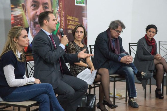 Depois de capitais como Rio de Janeiro e São Paulo, foi a vez de Porto Alegre debater o lançamento do livro Comentários de uma sentença anunciada: o processo Lula; a obra organizada pela advogada, professora da UFRJ e integrante da Frente Brasil de Juristas pela Democracia, Carol Proner, é resultado do trabalho de 122 juristas que analisaram em tempo recorde a sentença de Sérgio Moro condenando o ex-presidente Lula a nove anos e seis meses de prisão; "As ilações, a convicção e o convencimento do juiz valem mais do que as provas", disse ela