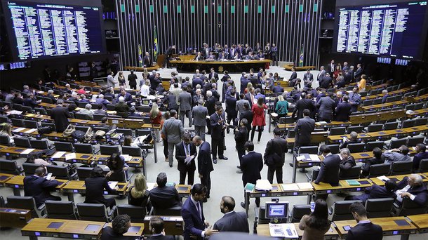 Com o final do prazo da primeira sessão desta manhã, uma nova sessão da Câmara foi iniciada às 13h55; os deputados precisam marcar presença novamente; até que 257 deputados registrem presença, a análise da denúncia não será retomada, e apenas com 342 deputados presentes poderá ser iniciada a votação do parecer; o líder do PT, deputado Carlos Zarattini, protocolou requerimento pela retirada da matéria de pauta