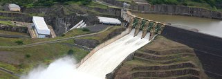 As negociações envolvem as usinas hidrelétricas de São Simão, Jaguara, Miranda e Volta Grande; o órgão veda que a União e a Cemig negociem a concessão das usinas paralelamente ao andamento da licitação das mesmas unidades; “A negociação com a Cemig concomitantemente ao andamento da realização do leilão, tendo ambos o mesmo objeto, parece ferir institutos norteadores das licitações públicas, em especial a ampla competitividade e a busca da proposta mais vantajosa”, disse o ministro Aroldo Cedraz, autor da proposta cautelar aprovada por unanimidade dos ministros