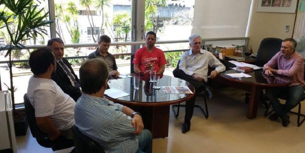 A Frente Mineira em Defesa da Cemig teme que a compra das usinas hidrelétricas da empresa, realizada há duas semanas, tenha sido fruto de um cartel entre os potenciais compradores, todos multinacionais; alerta foi feito na reunião da Frente realizada na quarta-feira, no gabinete do deputado Rogério Correia, do PT e coordenador do grupo, composto por representantes de parlamentares, de empresários, de sindicatos de trabalhadores, dos movimentos sociais e do mundo jurídico em geral; "Precisamos acionar o Ministério Público para apurarmos a possibilidade de cartel, pois as evidências são grandes", diz o deputado Rogério Correia