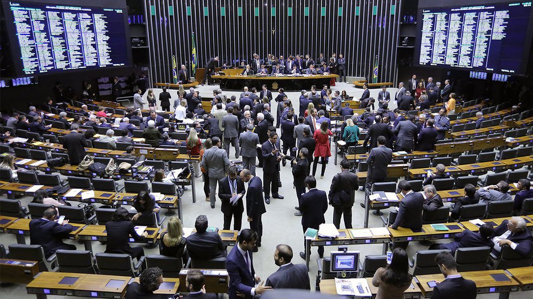 Com o final do prazo da primeira sessão desta manhã, uma nova sessão da Câmara foi iniciada às 13h55; os deputados precisam marcar presença novamente; até que 257 deputados registrem presença, a análise da denúncia não será retomada, e apenas com 342 deputados presentes poderá ser iniciada a votação do parecer; o líder do PT, deputado Carlos Zarattini, protocolou requerimento pela retirada da matéria de pauta