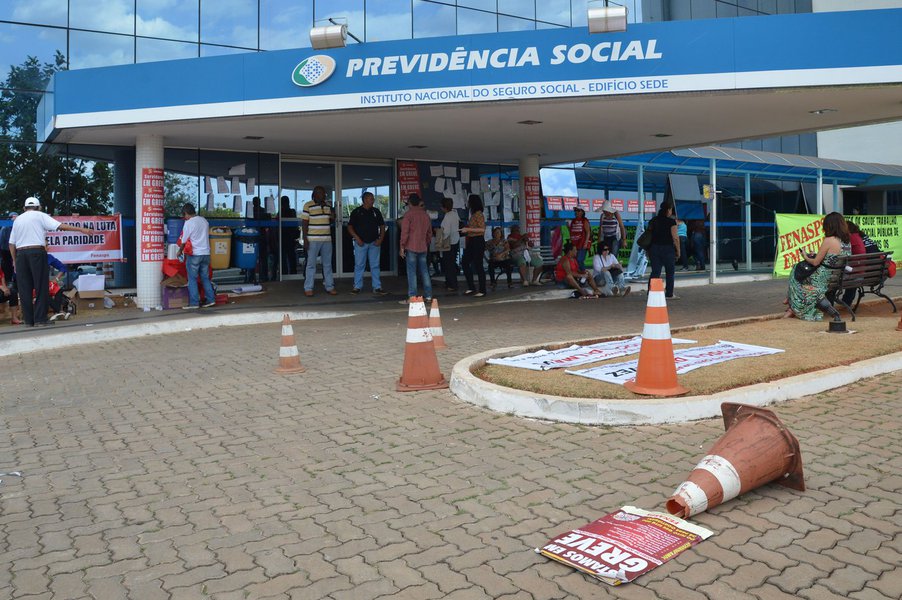 O Instituto Nacional de Seguridade Social (INSS) anuncia que as perícias médicas para aposentados por invalidez começam a ser executadas na segunda quinzena deste mês, em Alagoas; mais de 16 mil alagoanos serão convocados; em todo o país, serão revisadas 1.004.886 aposentadorias por invalidez; os maiores de 60 anos não estão incluídos nesse processo, como também os que têm 55 anos ou mais e que estejam recebendo o benefício há 15 anos, tanto de auxílio doença quanto de aposentadoria por invalidez