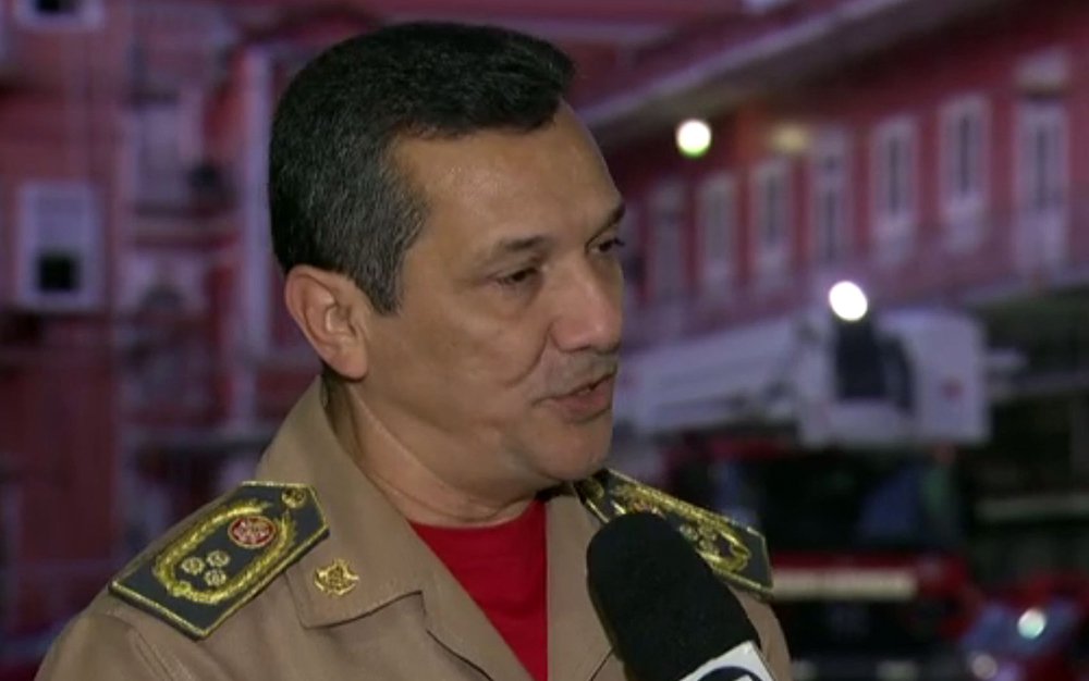 O secretário de Defesa Civil do estado do Rio de Janeiro e comandante-geral do Corpo de Bombeiros, coronel Ronaldo Alcântara, pediu exoneração do cargo nesta terça-feira (12), após a operação que prendeu bombeiros militares envolvidos em um esquema de venda de alvarás para funcionamento de estabelecimentos comerciais, casas de espetáculos e até estádios de futebol; dois assessores diretos do secretário de Defesa Civil estariam envolvidos no esquema