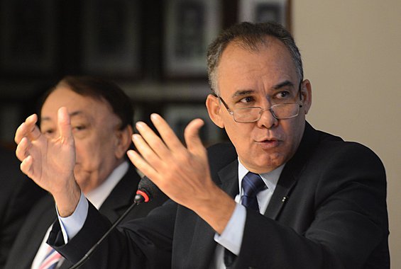 Com o aumento de 8,16% no consumo de água no último mês, o Governo do Estado faz uma alerta pedindo o engajamento da população para economizar água e promover o uso consciente do recurso. "Passamos por 2015, 2016; chegamos a 2017 com água. E já estamos pensando em atravessar 2018 e chegar a 2019. E, para isso, é preciso ter planejamento e incentivar o uso consciente da água", explicou o secretário dos Recursos Hídricos, Francisco Teixeira