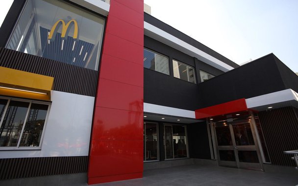 Arcos Dourados, franqueadora da rede de fast food McDonald's na América Latina, fo condenada pelo Tribunal Superior do Trabalho (TST) a pagar uma indenização de R$ 30 mil a uma funcionária da rede; segundo o processo, a trabalhadora teria sido obrigada pelo gerente da unidade na qual trabalhava, no Rio de Janeiro, a se despir diante outras duas funcionárias; caso aconteceu após uma suspeita de furto de celulares