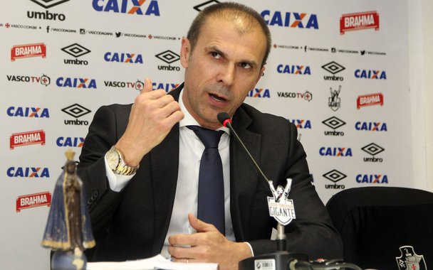 Técnico Milton Mendes foi demitido pelo Vasco logo após retornar de Salvador, onde o time foi derrotado pelo Bahia por 3x0 no domingo (20), pela 21ª rodada da Série A. O time caiu para o 16º lugar no Campeonato Brasileiro, com 25 pontos, ficando a dois da zona de rebaixamento e à frente apenas do São Paulo (17º), com 23; Vitória, (18º), 22; Avaí (19º), 22 e Atlético GO (20º), 15 pontos; Mendes completaria cinco meses de trabalho no clube nesta segunda-feira (21); auxiliar Valdir Bigode dirige o time até a contratação de novo técnico