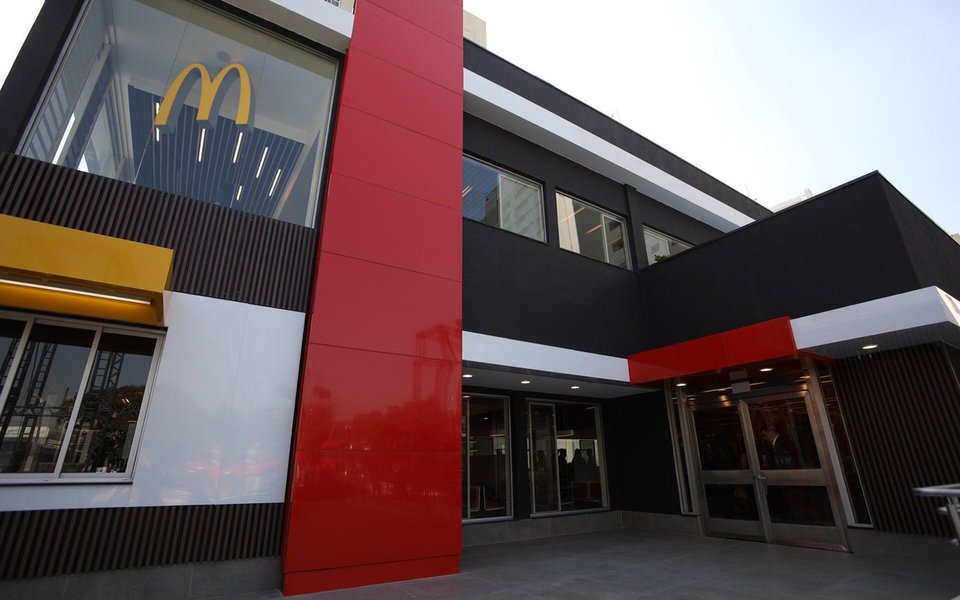 Arcos Dourados, franqueadora da rede de fast food McDonald's na América Latina, fo condenada pelo Tribunal Superior do Trabalho (TST) a pagar uma indenização de R$ 30 mil a uma funcionária da rede; segundo o processo, a trabalhadora teria sido obrigada pelo gerente da unidade na qual trabalhava, no Rio de Janeiro, a se despir diante outras duas funcionárias; caso aconteceu após uma suspeita de furto de celulares