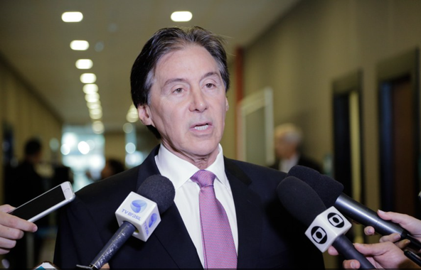 “Eu, por convicção, acho que nós devemos fazer o voto distrital misto, mas a própria Corte Suprema da Justiça Eleitoral disse que ainda não tem condições de apresentar neste momento os distritos. Portanto, nós vamos apresentar esse ‘distritão’”, explicou nesta quinta (10) o presidente do Senado, Eunício Oliveira (PMDB-CE). Na opinião do parlamentar, o sistema político atual “está falido” e é preciso fazer uma transição. Sobre os recursos para o fundo partidário, o parlamentar defendeu que não seja tirado dinheiro da saúde, da segurança e da educação. “Nós temos recursos no sistema político brasileiro”, afirmou