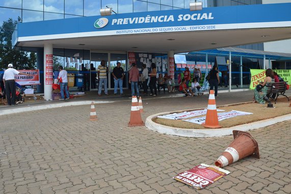 O Instituto Nacional de Seguridade Social (INSS) anuncia que as perícias médicas para aposentados por invalidez começam a ser executadas na segunda quinzena deste mês, em Alagoas; mais de 16 mil alagoanos serão convocados; em todo o país, serão revisadas 1.004.886 aposentadorias por invalidez; os maiores de 60 anos não estão incluídos nesse processo, como também os que têm 55 anos ou mais e que estejam recebendo o benefício há 15 anos, tanto de auxílio doença quanto de aposentadoria por invalidez