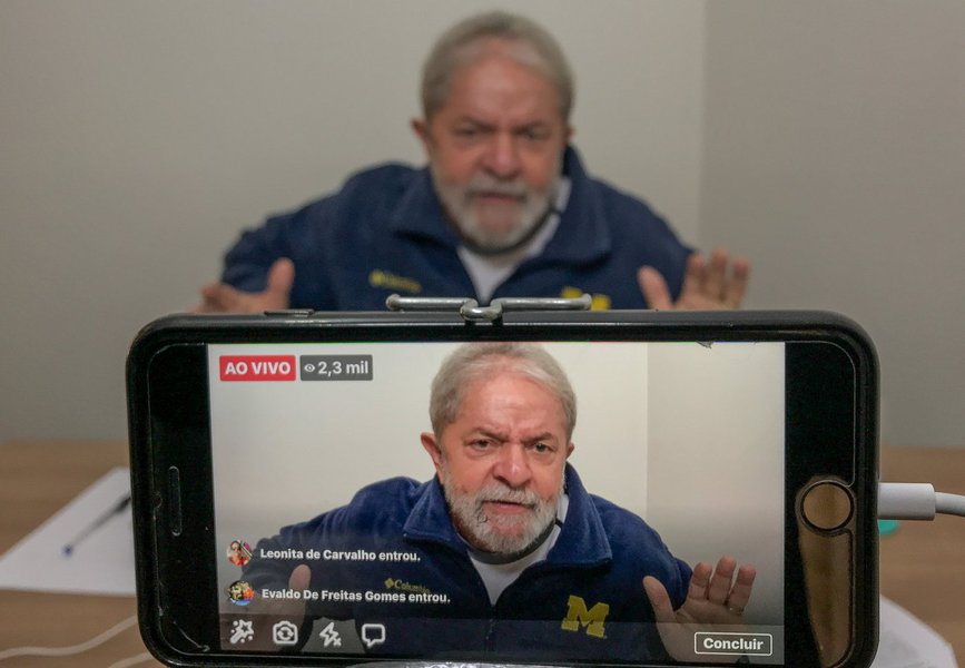 Em entrevista a rádio de Belo Horizonte nesta manhã, pouco depois de anunciar uma nova caravana em Minas Gerais, o ex-presidente disse que há três anos tentam lhe destruir; "Tenho mais de 60 capas de revistas e mais de 25 horas de Jornal Nacional contra mim", destacou; "Me dão tiro de canhão todo dia e estou vivo. Deram um tiro de garrucha no Aécio e ele não aguentou", ironizou; Lula disse querer "cuidar da soberania do país"; "Esse país não pode ser vendido", defendeu, em crítica às privatizações do governo Temer; ele também fez críticas à Lava Jato; "A Polícia Federal e o Ministério Público da Lava Jato mentiram. Eles que têm que se explicar e pedir desculpas por destruir a indústria. Espero que eles tenham vergonha e peçam desculpas à sociedade brasileira pelo estrago"