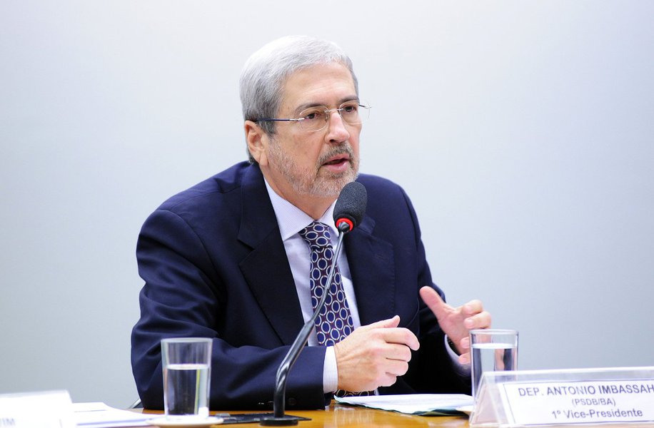 Descartado pelo deputado Lúcio Vieira Lima como aposta para as eleições de 2018, o ministro da Secretaria de Governo, Antônio Imbassahy (PSDB), pode chegar ao PMDB baiano com status de alguém que pode salvar o partido da masmorra; com a segunda prisão de Geddel Vieira Lima e o envolvimento de Lúcio com os R$ 51 milhões encontrados pela Polícia Federal num apartamento emprestado a Geddel em Salvador, o PMDB baiano, comandado pela família Vieira Lima há mais de 20 anos, ficou sem um nome de peso para entrar na chapa que será encabeçada por ACM Neto (DEM) ao governo do Estado em 2018; Imbassahy deve desembarcar no PMDB com passaporte carimbado para disputar uma vaga no Senado