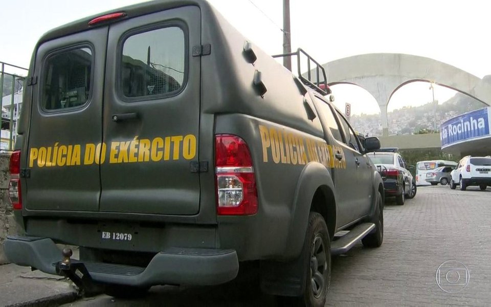 Forças Armadas retornaram à comunidade da Rocinha, na zona sul do Rio de Janeiro, para auxiliar a polícia em buscas no entorno da favela; militares estão dando "apoio técnico" à Polícia Militar (PM) em ações de varredura na mata que faz limite com a comunidade; no fim de setembro, as Forças Armadas já tinham ocupado setores da Rocinha por uma semana, também para auxiliar a polícia fluminense depois que  grupos criminosos rivais entraram em confronto armado pelo controle dos pontos de venda de drogas