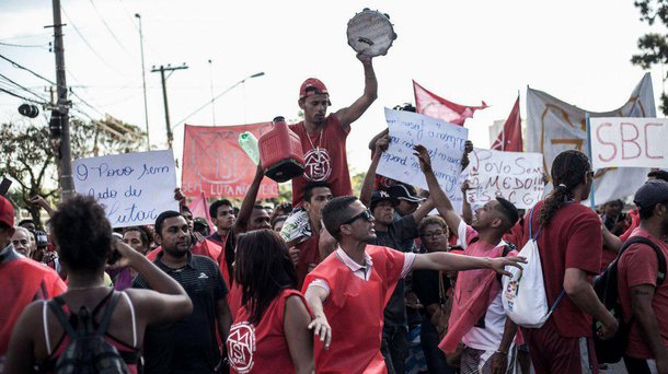 Cerca de 300 integrantes do Movimento dos Trabalhadores Sem Teto (MTST) protestam em frente a uma concessionaria da Mercedez Benz onde Michel Temer vai participar de uma cerimônia de entrega de ambulâncias no bairro do Limão, em São Paulo; manifestantes vieram da ocupação Povo Sem Medo em São Bernardo, no ABC paulista; lá, cerca de 7.000 pessoas ocupam um terreno que pertence a uma construtora. O empreendimento é ladeado por um condomínio habitacional de classe média e uma vila