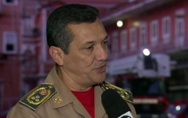 O secretário de Defesa Civil do estado do Rio de Janeiro e comandante-geral do Corpo de Bombeiros, coronel Ronaldo Alcântara, pediu exoneração do cargo nesta terça-feira (12), após a operação que prendeu bombeiros militares envolvidos em um esquema de venda de alvarás para funcionamento de estabelecimentos comerciais, casas de espetáculos e até estádios de futebol; dois assessores diretos do secretário de Defesa Civil estariam envolvidos no esquema