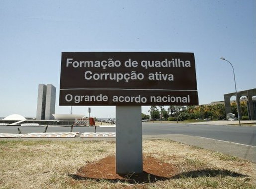 O cientista político e professor da PUC Minas, Robson Sáveio, criticou a decisão do Senado, nesta terça-feira de salvar o senador Aécio Neves (PSDB), considerado o pai do golpe; com decisão da Casa, Aécio pode retomar o mandato de senador; "E tinham inocentes-tolinhos que acreditavam que numa casa legislativa majoritariamente composta por bandidos se puniria um bandido, para agradar opinião pública. #ComOSupremoComTudo", escreveu Robson em seu Facebook