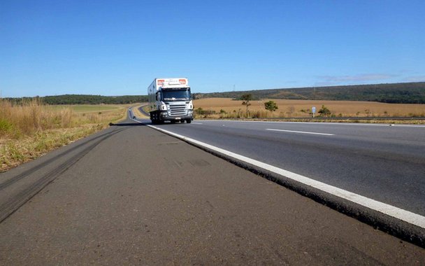 A Procuradoria da República em Petrópolis, na região serrana fluminense, entrou com uma ação civil pública na Justiça pedindo a caducidade da concessão da rodovia Rio-Juiz de Fora (BR-040) à Concer; a ação foi movida contra a concessionária e a ANTT; a ação do MPF também solicita que a ANTT intervenha na área sob concessão pelo restante do prazo da concessão e que a cobrança de pedágio seja suspensa ou pelo menos tenha seu valor congelado