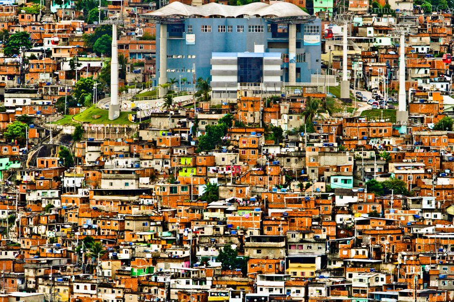 Um homem ficou ferido depois de um tiroteio entre policiais e criminosos no Complexo do Alemão, no Rio; de acordo com a PM, policiais da Unidade de Polícia Pacificadora (UPP) faziam um patrulhamento quando foram atacados por criminosos armados; os policiais revidaram com tiros, mas não conseguiram prender os autores dos disparos contra os agentes