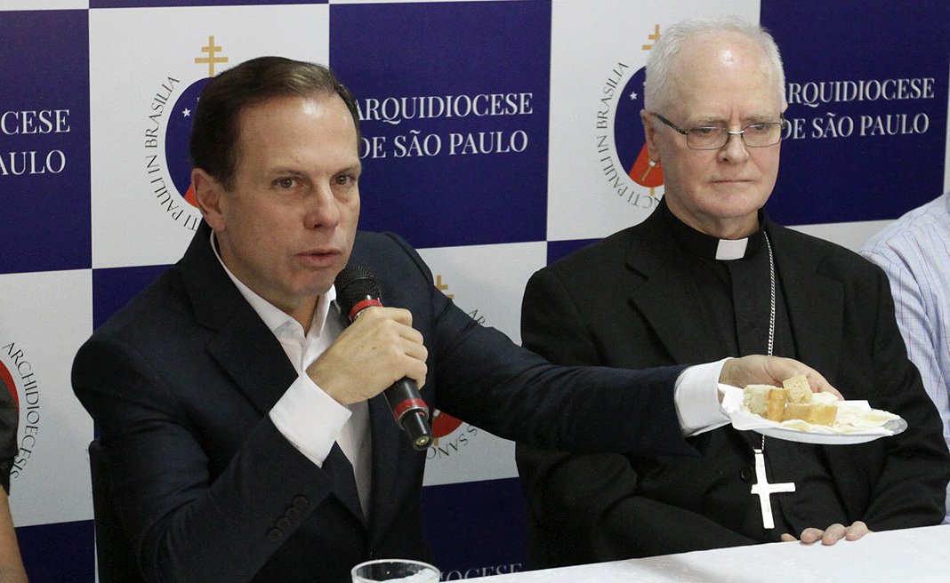 A repercussão desastrosa, o prefeito João Doria (PSDB) desistiu de incluir na merenda das escolas da rede municipal de São Paulo a 'ração humana', feita com alimentos perto da data de validade e que iriam para o lixo; "Não está decidido se será na merenda. Na alimentação para pessoas em situação de rua sim, que são aquelas abrigadas nos Centros Temporários de Acolhimentos e nos antigos albergues. Ali a alimentação é oferecida diariamente e a complementação da Farinata assim que tivermos as autorizações necessárias, será utilizada sempre como complemento alimentar. Ela não é alimentação em si, mas suplmentar", afirmou Doria; recuo ocorre no mesmo dia em que o Ministério Público abriu investigação sobre a ração humana 
